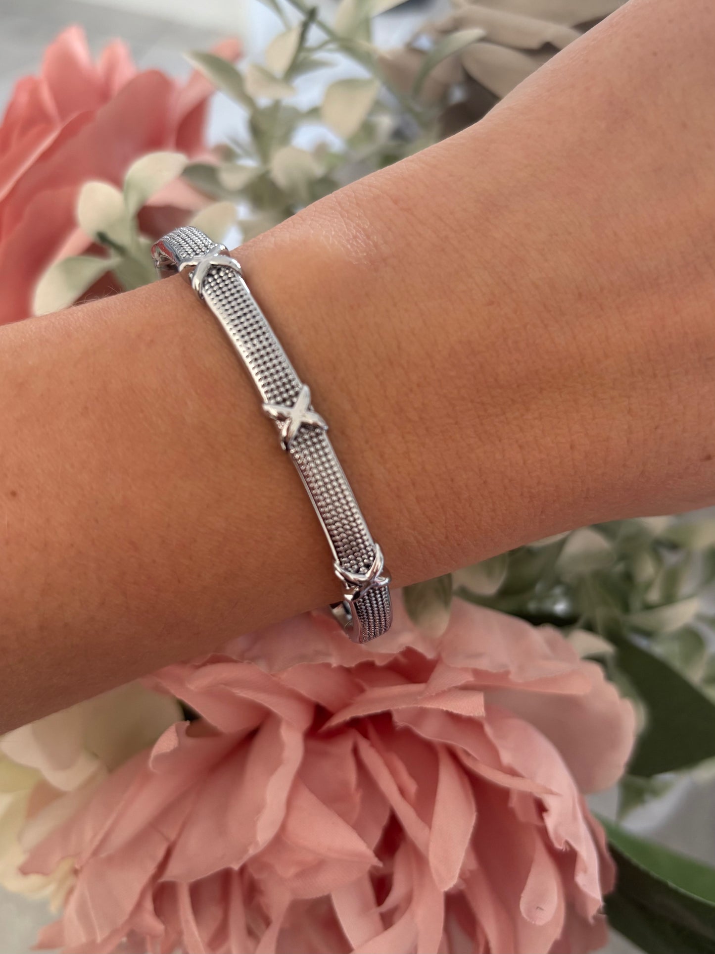 Kisses Bangle in Silver