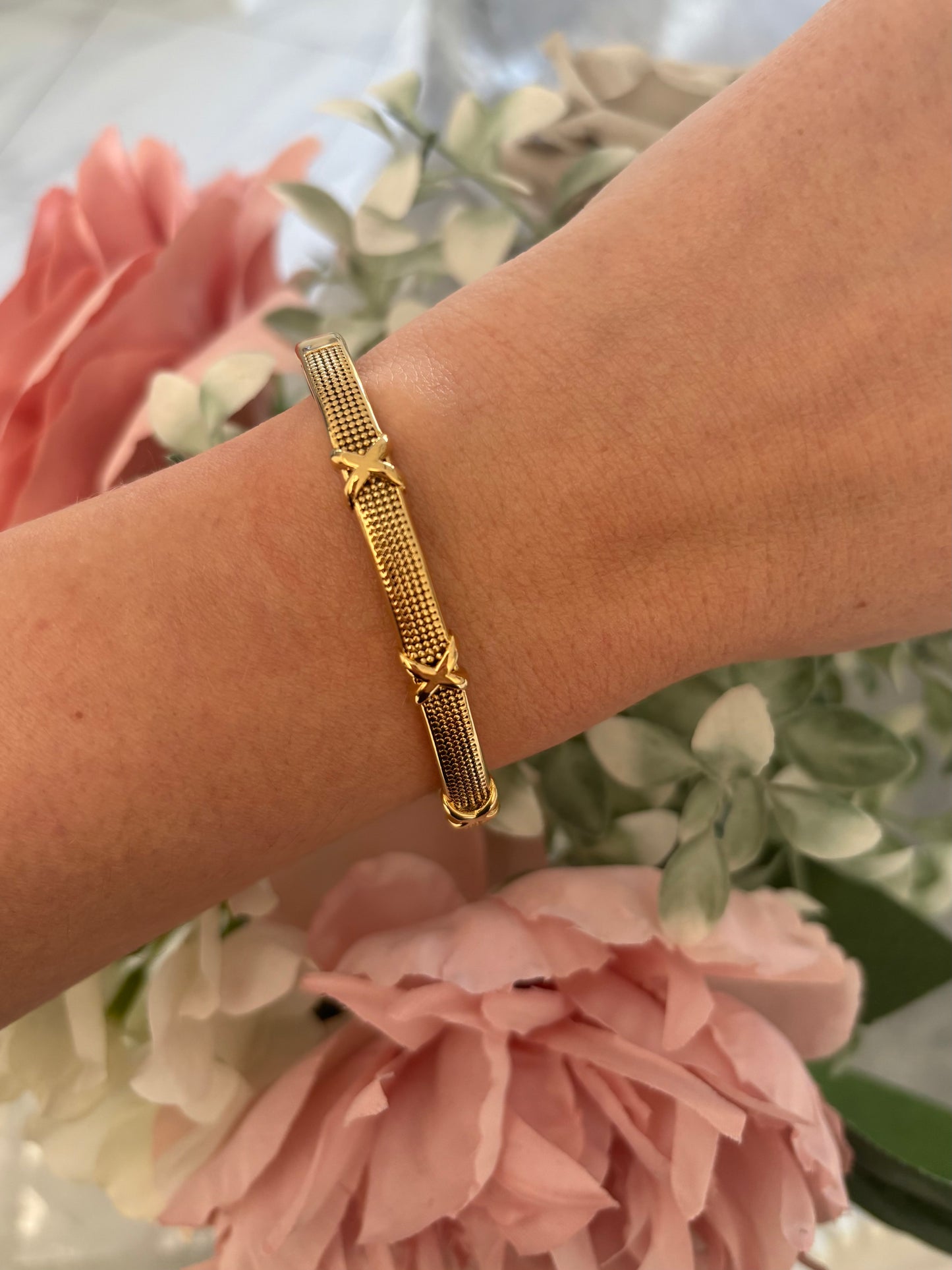 Kisses Bangle in Gold