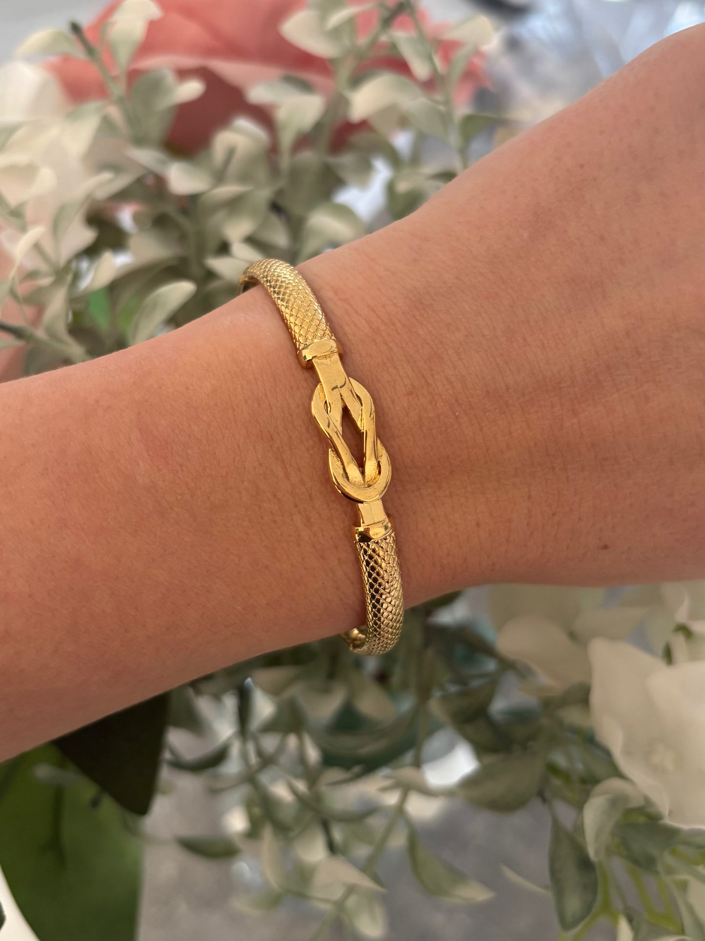 Knot Bangle in Gold