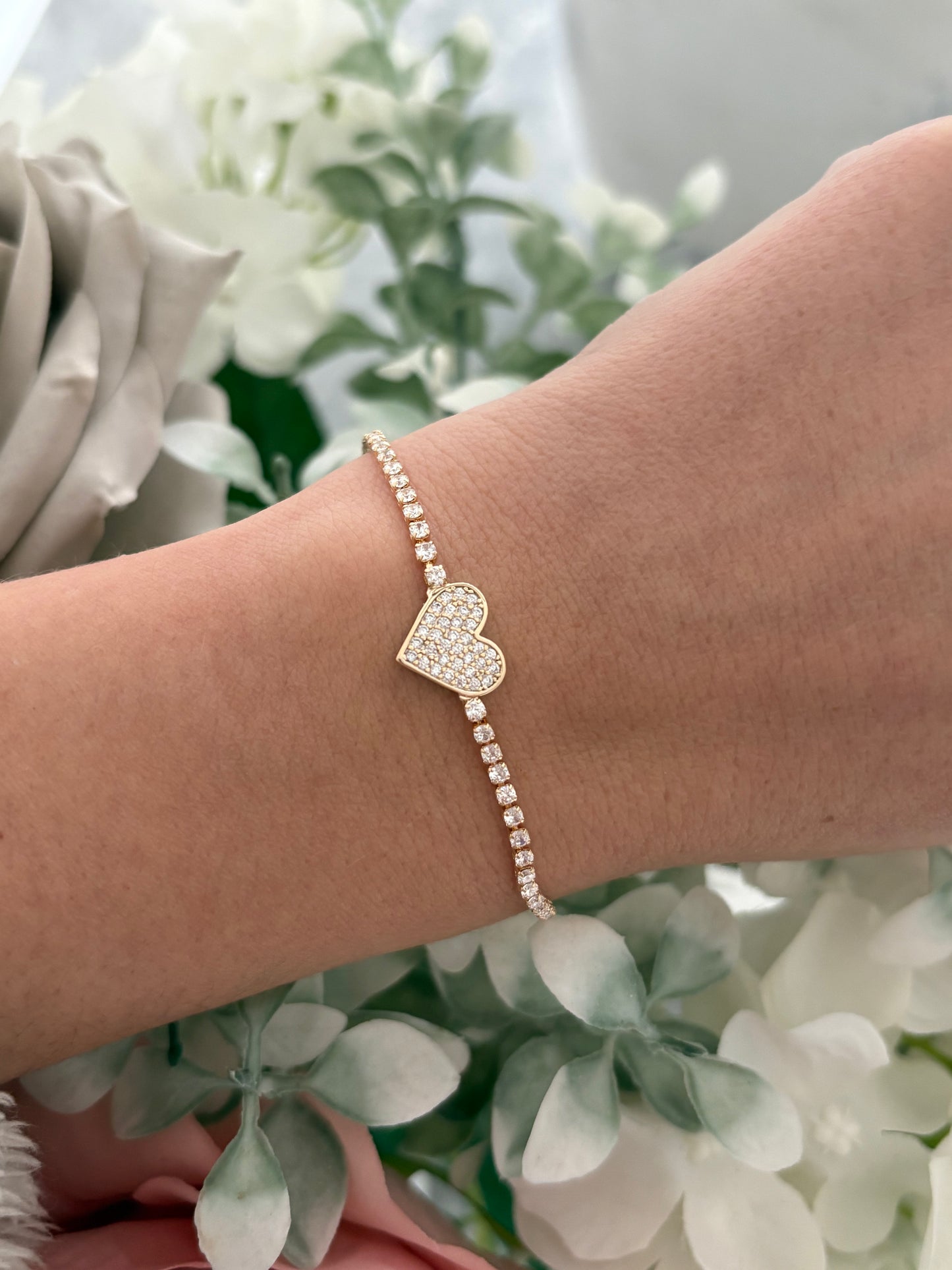 Diamanté Heart Adjustable Bracelet in Gold