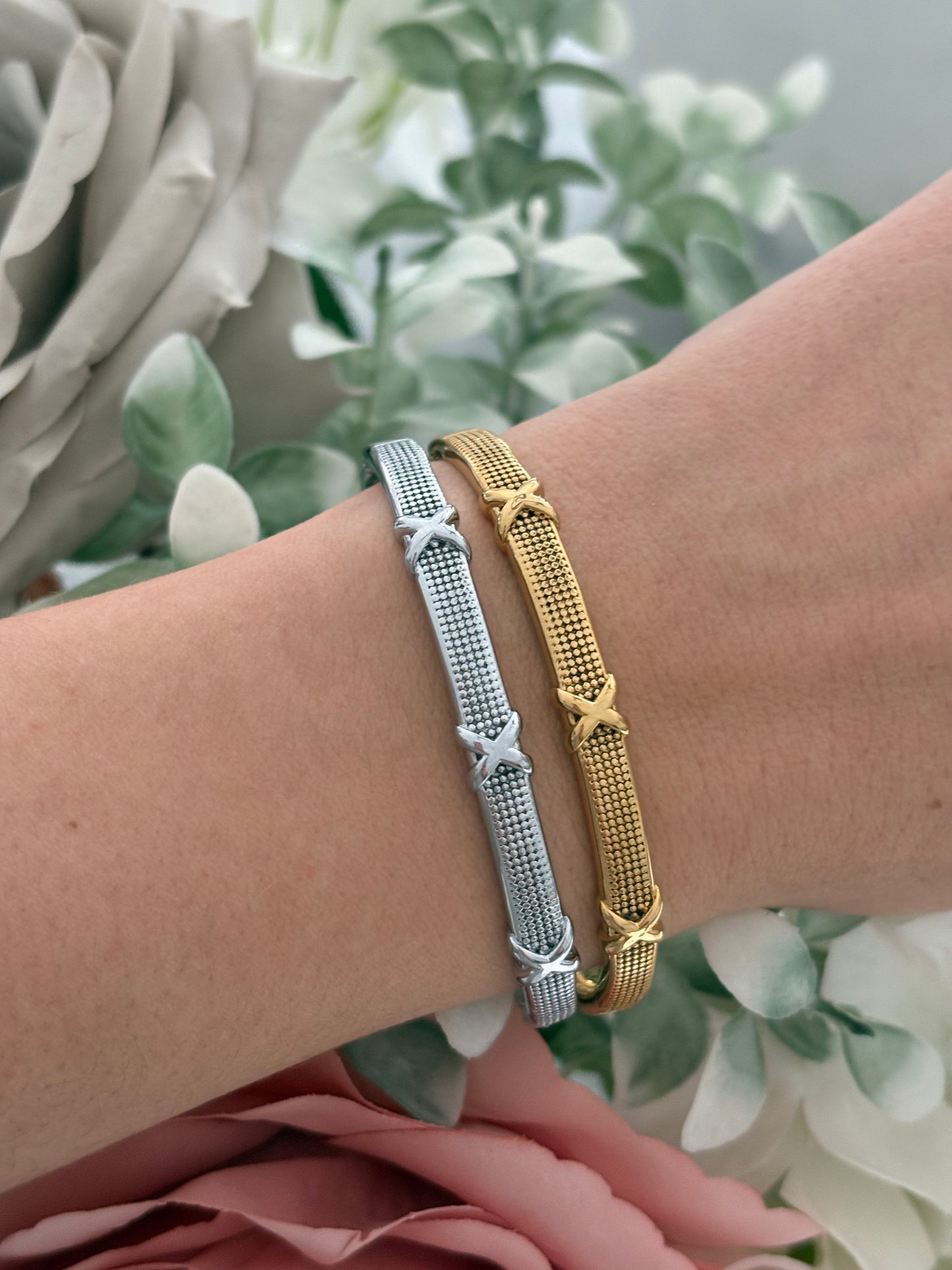 Kisses Bangle in Gold